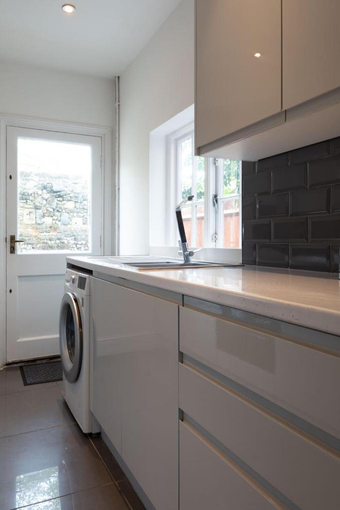 Stylish & Spacious City Centre 3-Bedroom Townhouse - Sleeps 6 Кэнтербари Экстерьер фото