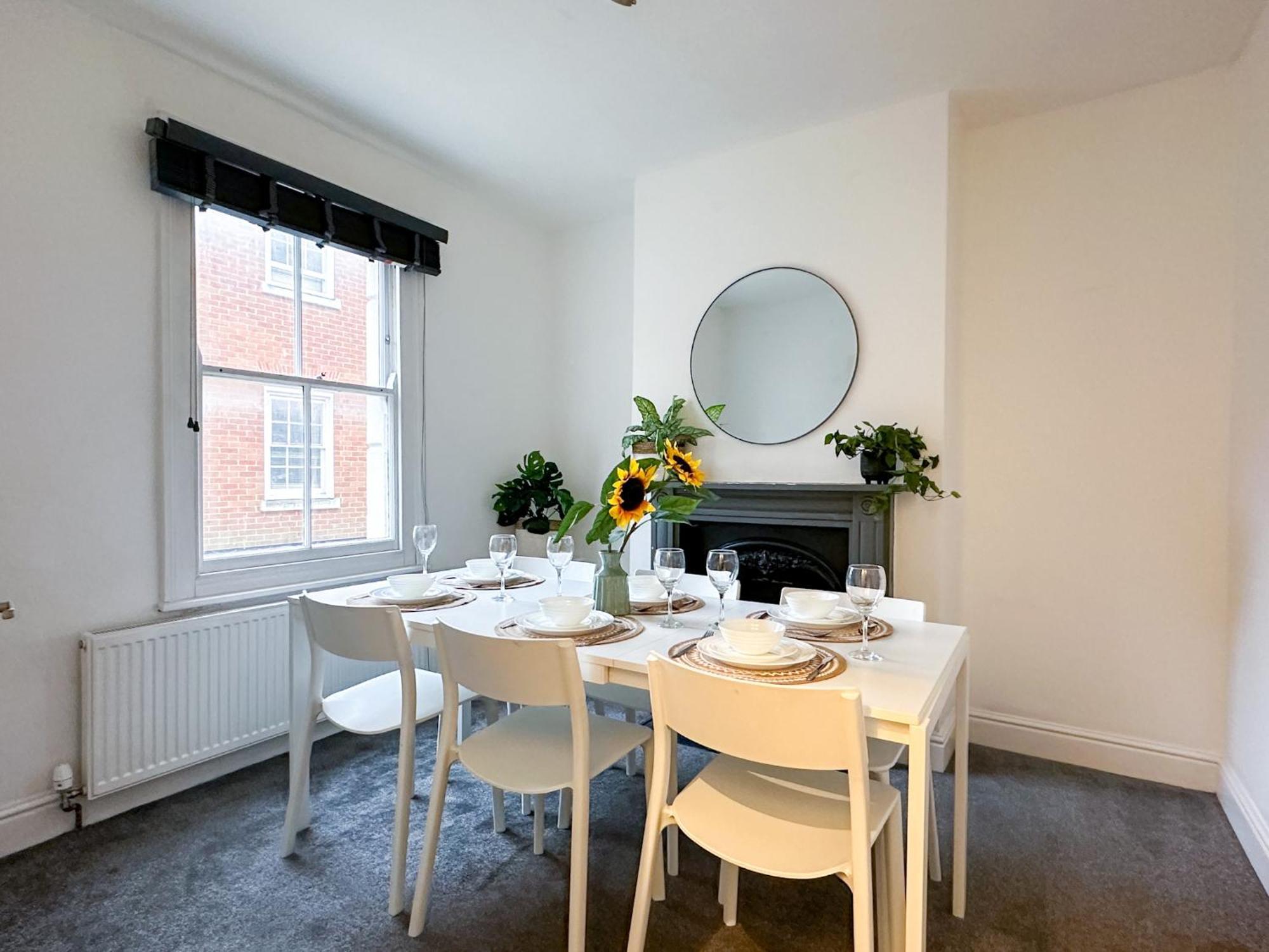 Stylish & Spacious City Centre 3-Bedroom Townhouse - Sleeps 6 Кэнтербари Экстерьер фото
